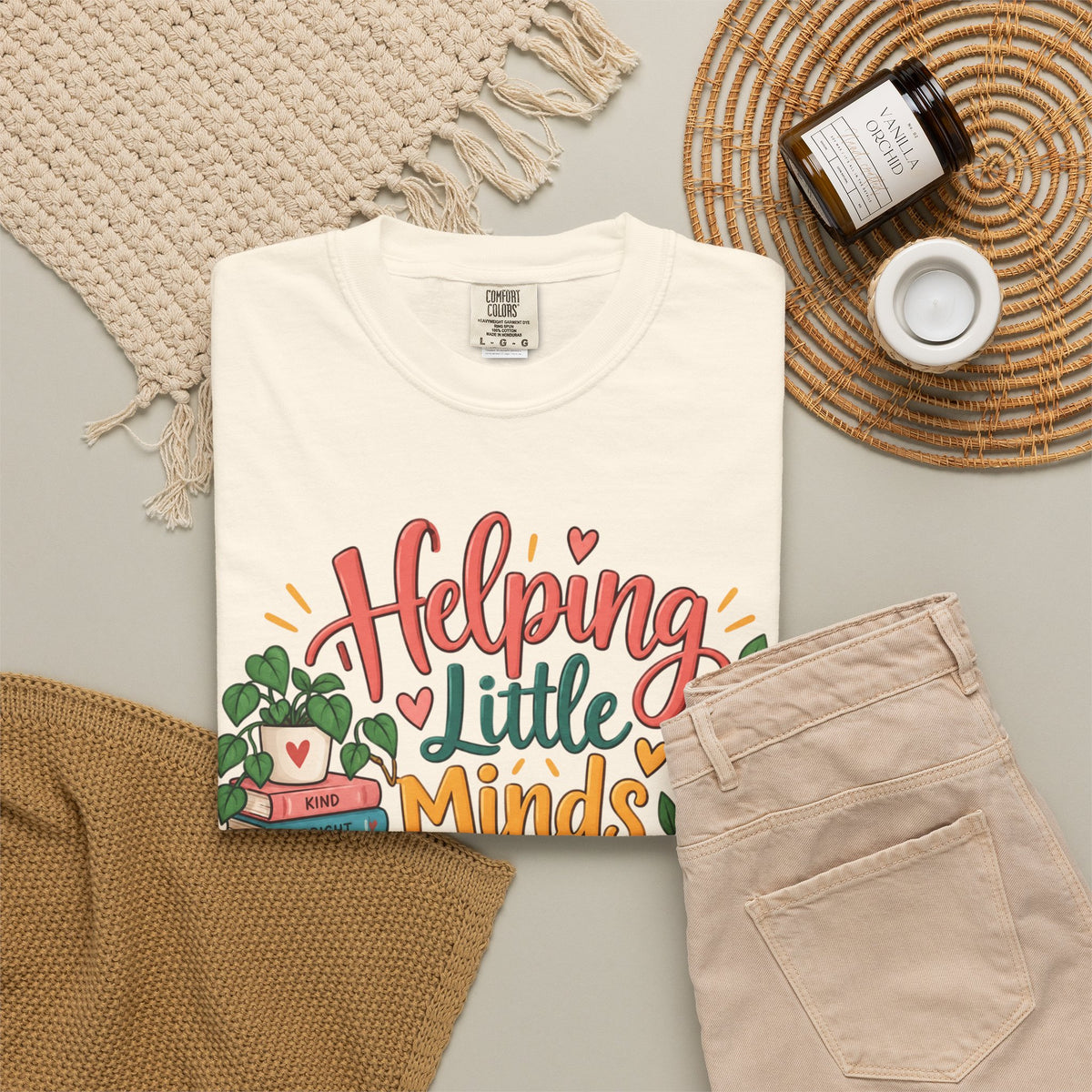 Helping Little Minds Grow T-shirt | Teacher Book Apple Mug Design