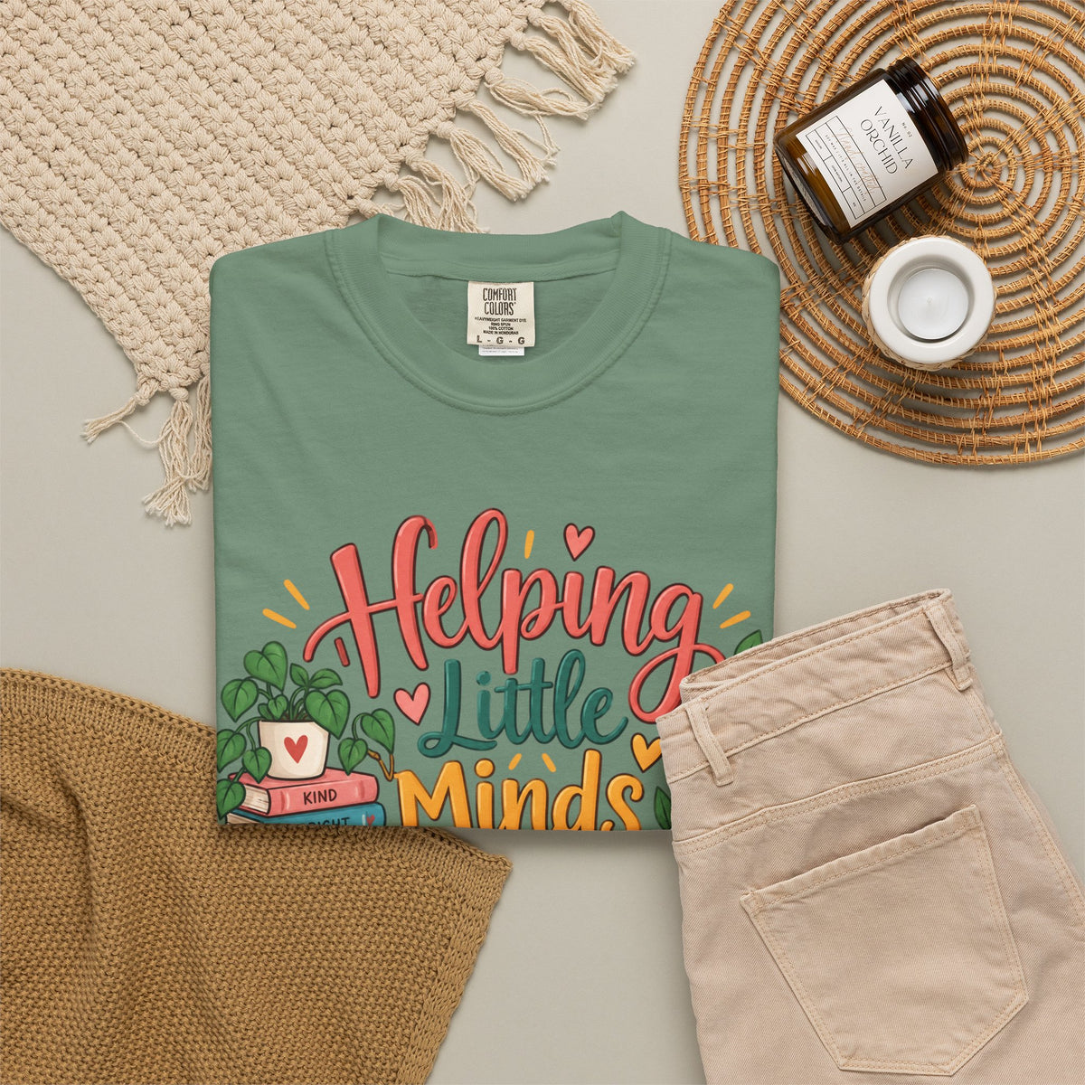Helping Little Minds Grow T-shirt | Teacher Book Apple Mug Design