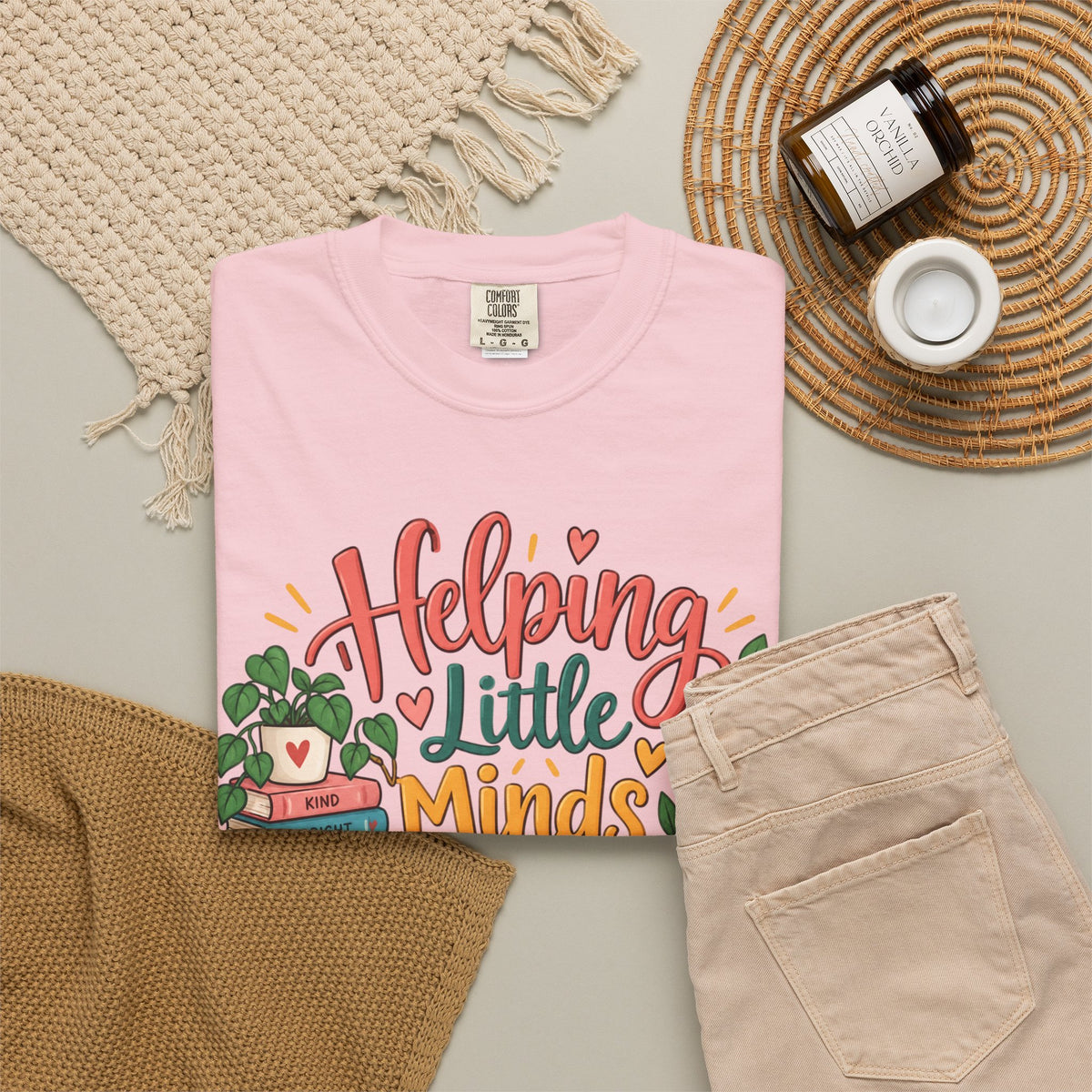 Helping Little Minds Grow T-shirt | Teacher Book Apple Mug Design